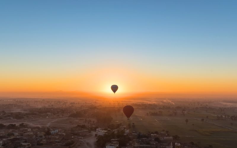 lever du soleil en montgolfiere a louxor