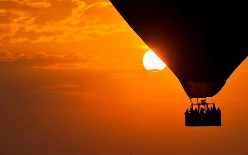 montgolfiere louxor face au lever du soleil